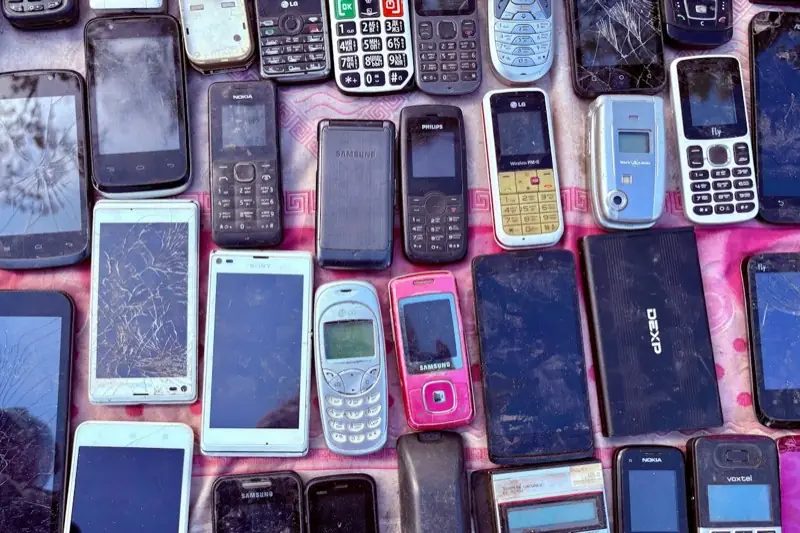 Raccolta di vecchi telefoni cellulari di epoche diverse