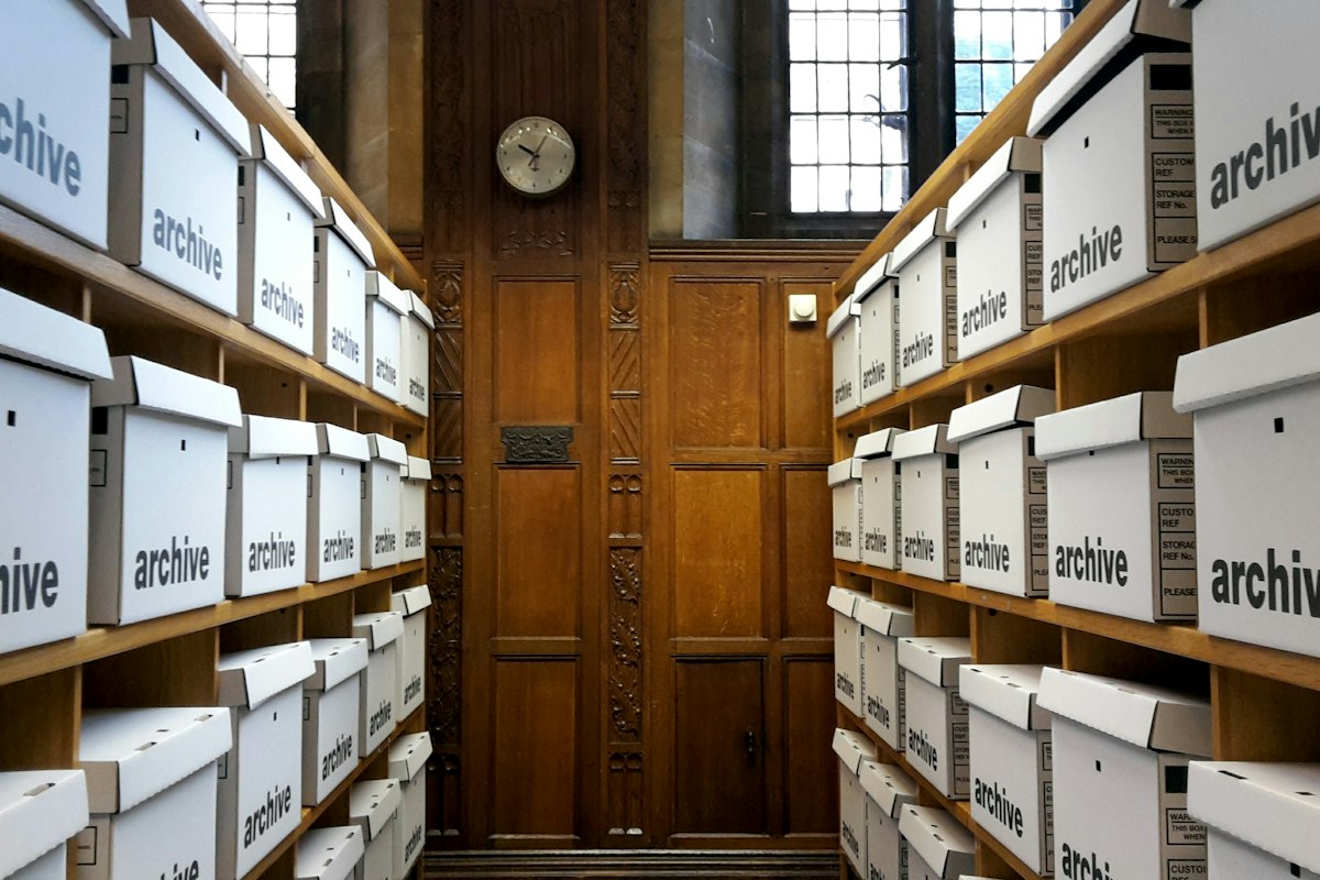 Scaffali con file di scatole d'archivio bianche in ordine