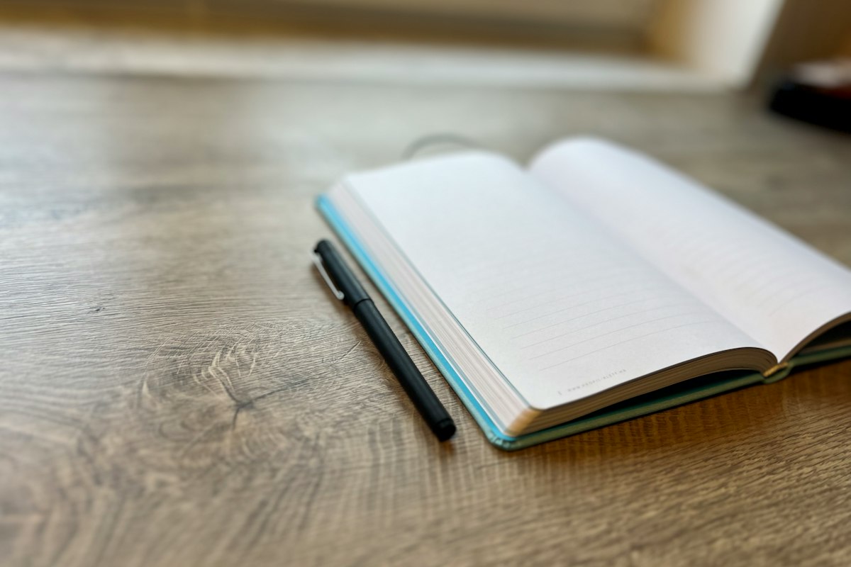 Penna appoggiata su un libro aperto