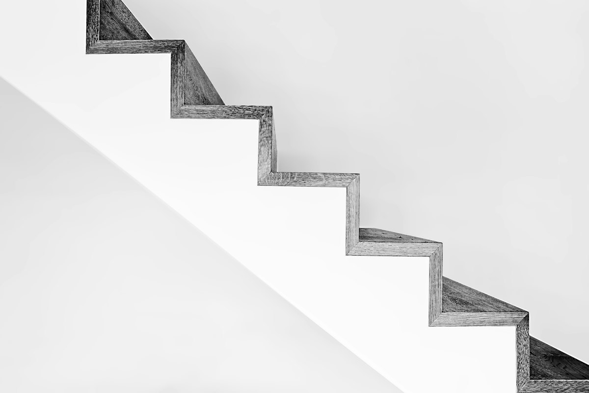 Scala in cemento bianco con ringhiere nere in forte contrasto