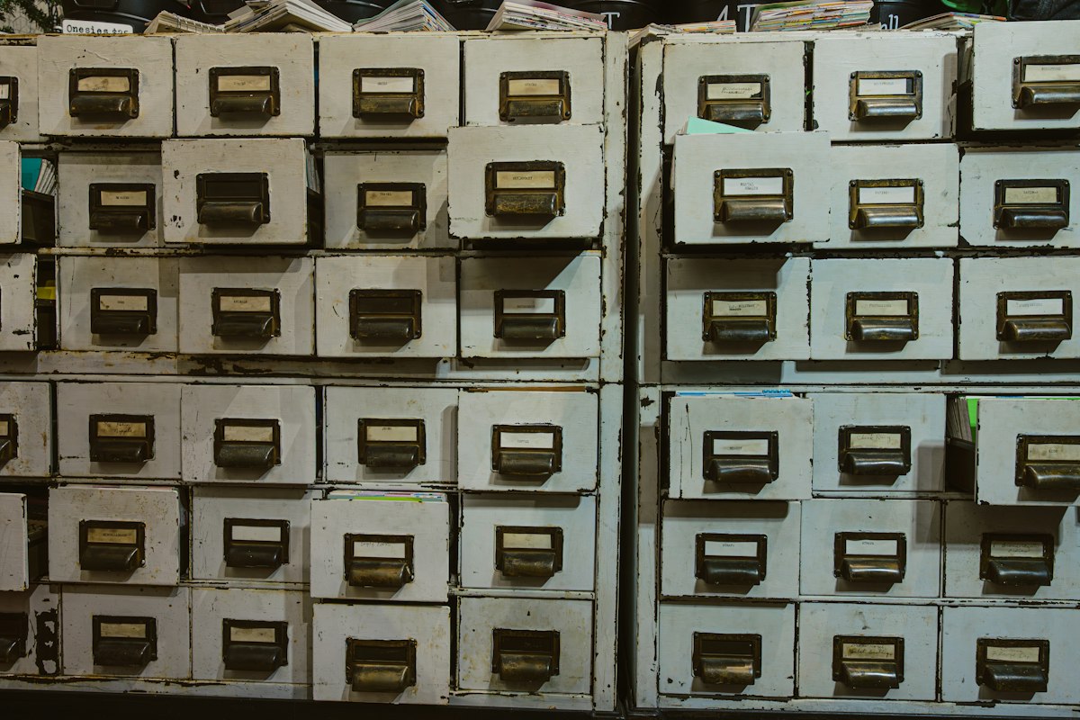 File di vecchi schedari con etichette
