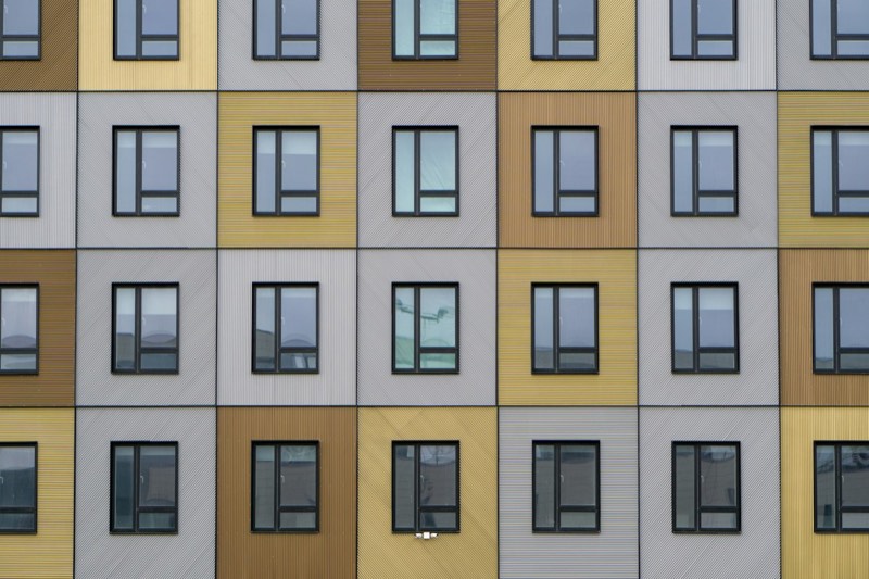 Facciata di un edificio con molte finestre uguali e ordinate