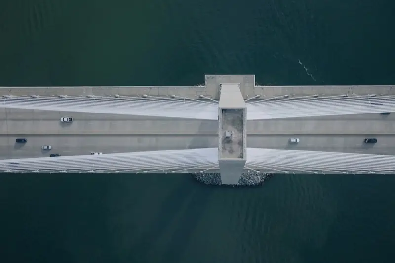 Veduta aerea di un ponte