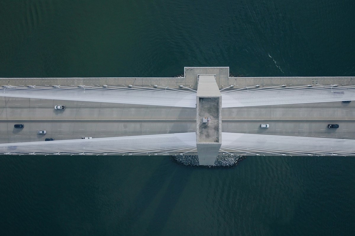 Veduta aerea di un ponte