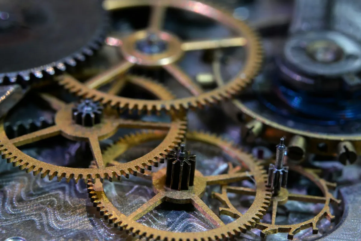 Ingranaggi di un movimento di orologio da taschino visti da vicino