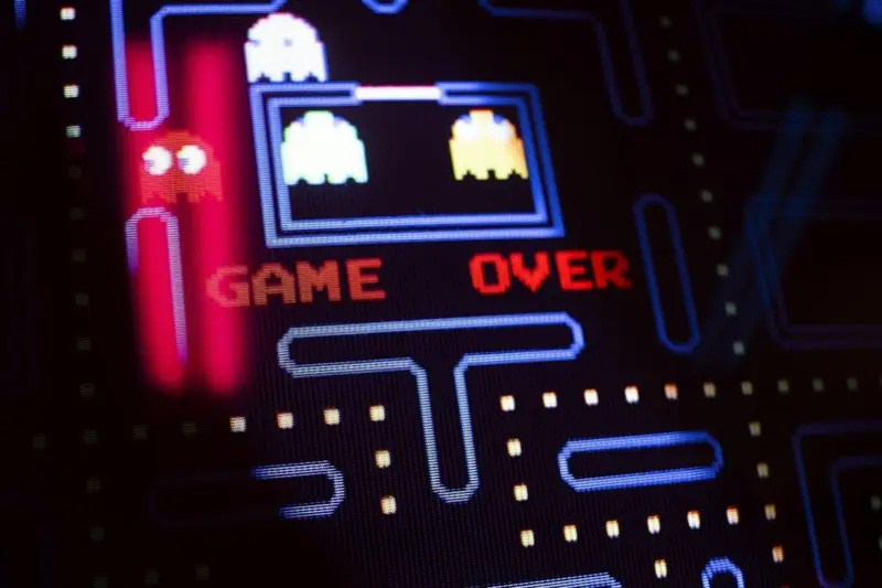 Schermata di un videogioco arcade con la scritta game over