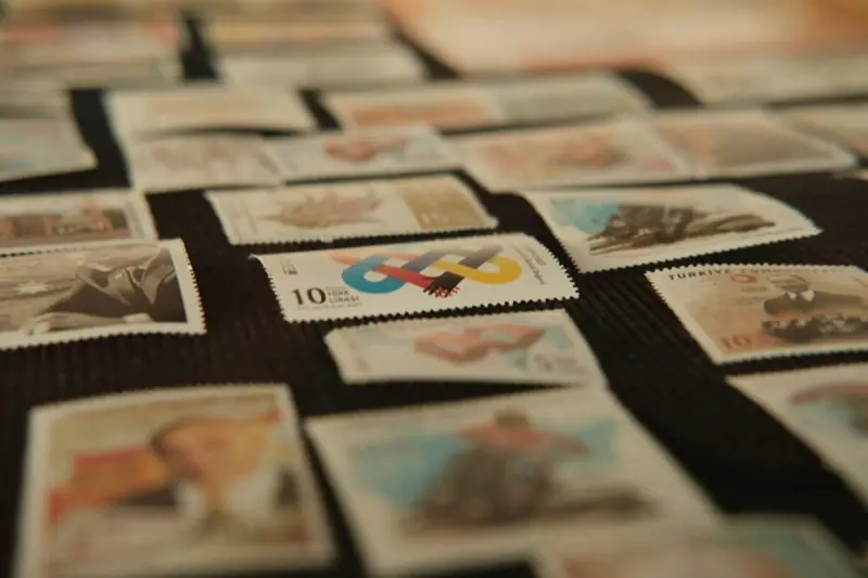 Tavolo coperto da molti francobolli postali d'epoca