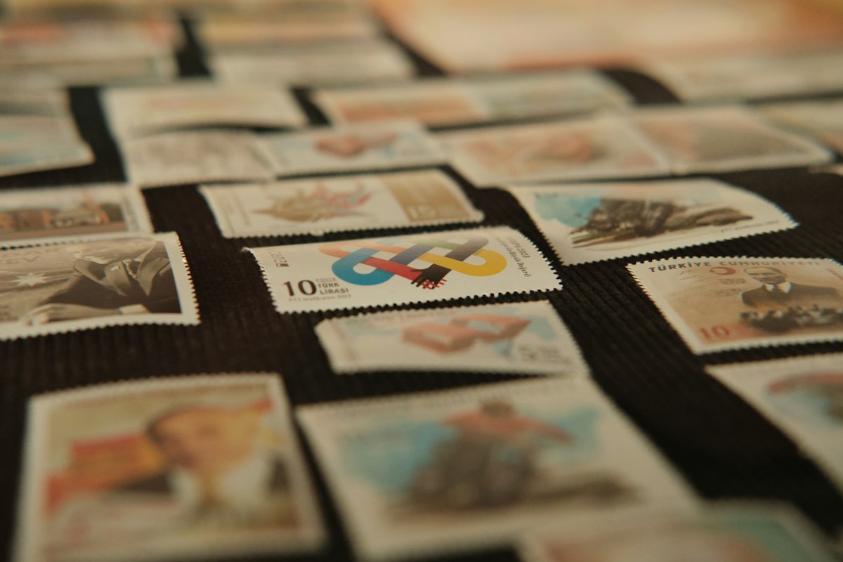 Tavolo coperto da molti francobolli postali d'epoca
