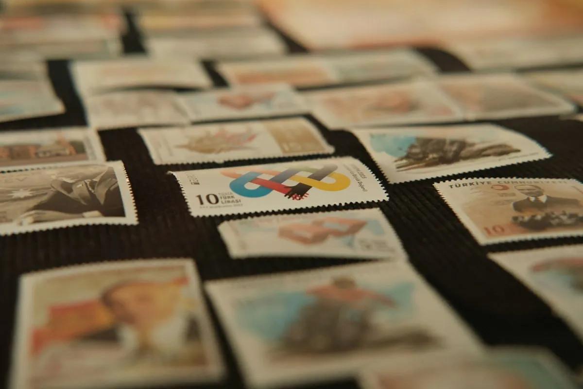 Tavolo coperto da molti francobolli postali d'epoca