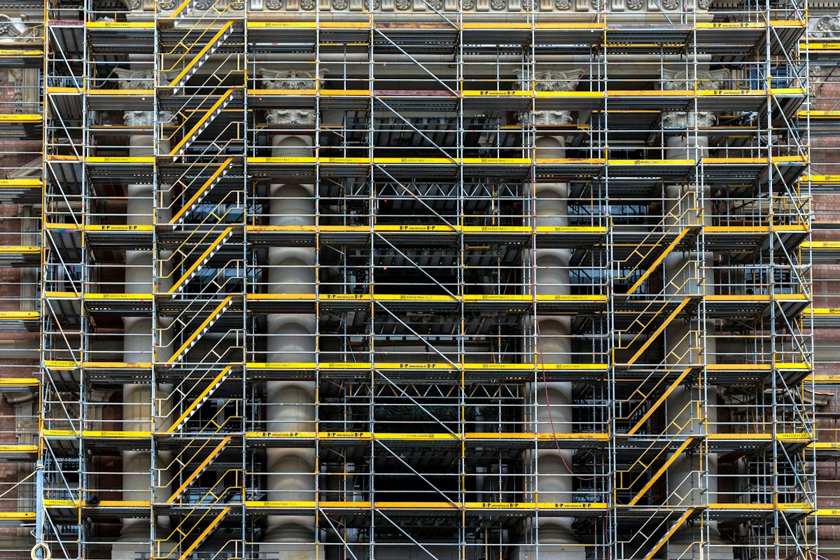 Edificio in cemento grigio e marrone in costruzione a Berlino