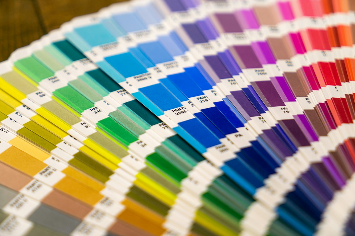 Un ventaglio di campioni di colore disposti in sequenza